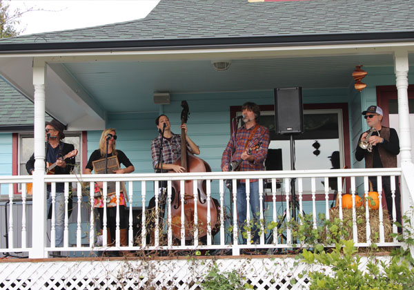 Live Music Entertainment at Plumper Farms in Portland